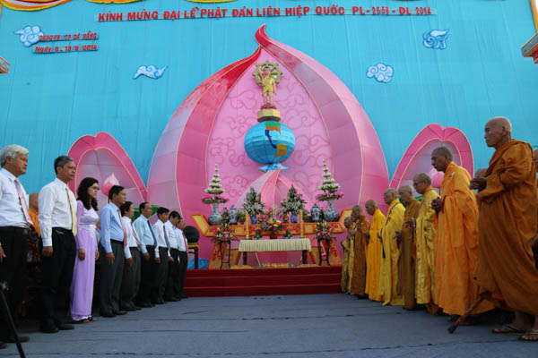 Grand Vesak festival 2014 held in Da Nang